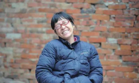 娱乐吃瓜酱余秀华,从“娱乐吃瓜酱”到文学才女，她的人生逆袭之路